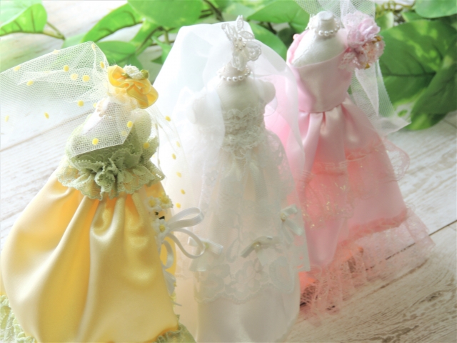 台湾の結婚式の服装の色は？